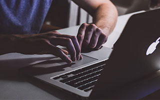 爱游戏在线登录入口-【队伍调整】赛季中期换人策略成胜负关键，啥时候换赛季